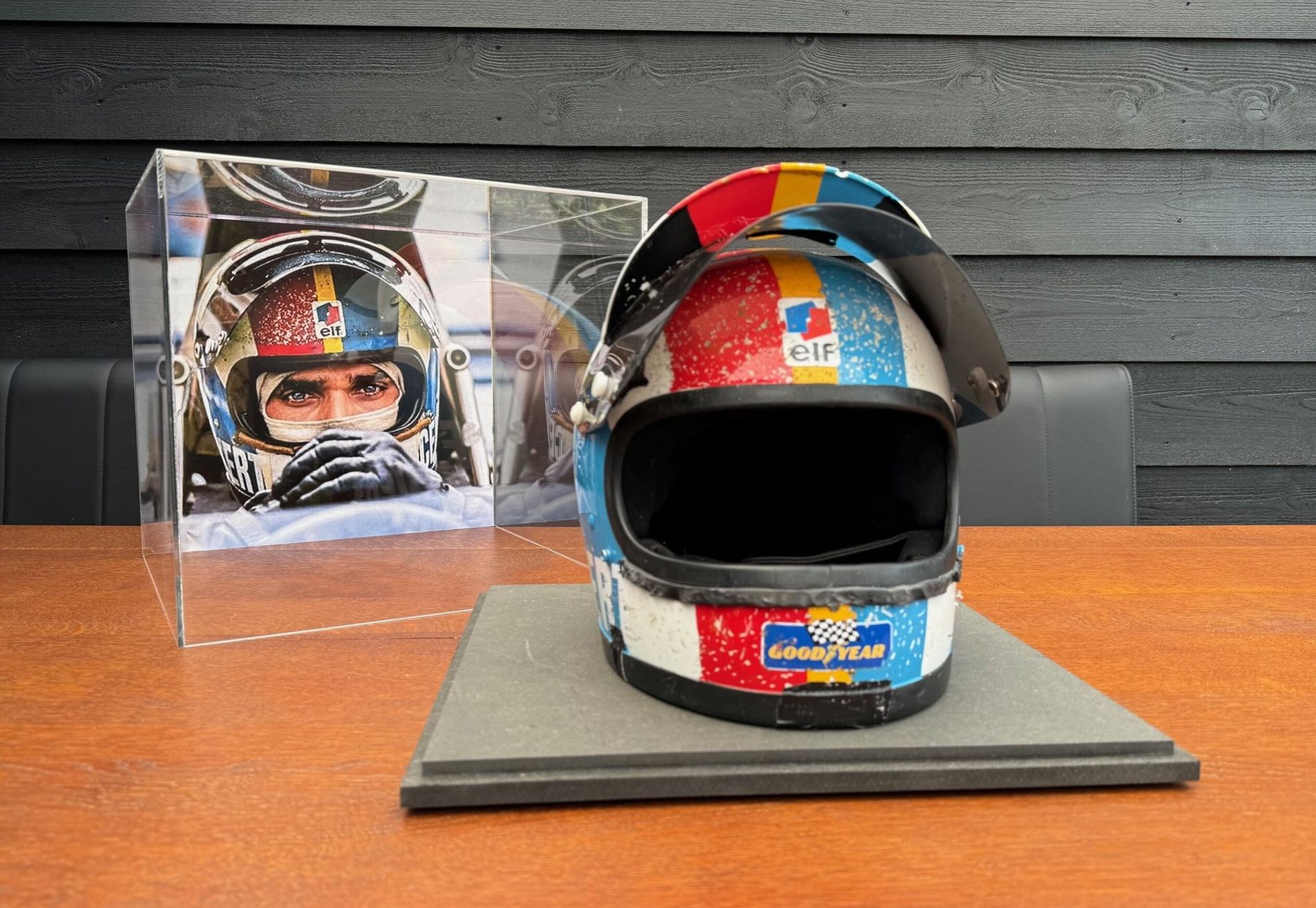 Tyrrell - Francois Cevert - 1973 - Replica helmet with display case