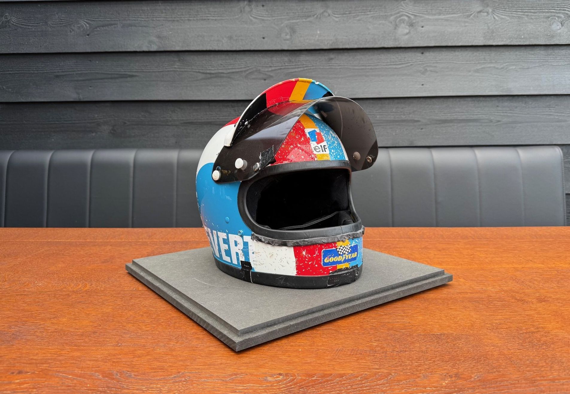 Tyrrell - Francois Cevert - 1973 - Replica helmet with display case